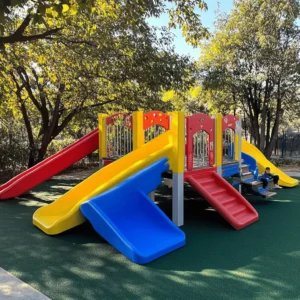 Cuando piensas en un parque infantil, la seguridad es lo primero. Los parques deben cumplir con normas de seguridad estrictas. Esto asegura que los niños jueguen sin riesgo de accidentes. Siempre verifica que el equipamiento esté hecho de materiales resistentes y seguros. Un buen parque tiene bordes redondeados y superficies antideslizantes.
