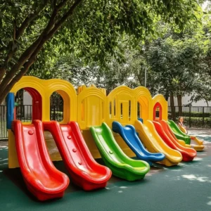 Los colores en los parques infantiles son muy importantes. Ellos atraen la atención de los niños. Los colores brillantes estimulan su curiosidad. Un parque con muchos colores puede hacer que un niño se sienta más feliz. La diversión comienza desde el momento en que ven esos colores. Es como un imán que los llama.