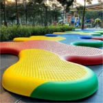 Las colchonetas en un parque infantil son clave para la seguridad. Estas colchonetas están diseñadas para proteger a los niños durante sus juegos. Su estructura está hecha de espuma EVA de alta densidad. Esto significa que son resistentes a impactos y ayudan a evitar lesiones. Cuando un niño se cae, la colchoneta absorbe el golpe. Esto hace que jugar sea mucho más seguro.