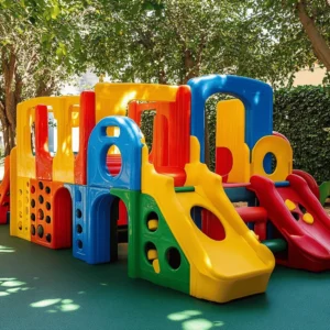 Un parque infantil es un espacio diseñado para que los niños jueguen y se diviertan. Aquí, los niños pueden correr, saltar y explorar. El propósito principal de un parque infantil es ofrecer un lugar seguro para el juego. Este juego es esencial en la infancia. Los parques ayudan a los niños a aprender y a hacer amigos.