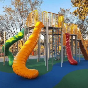 El juego al aire libre es vital para el desarrollo infantil. Pasar tiempo en un parque ayuda a los niños a crecer fuertes y sanos. El aire fresco y el ejercicio mejoran su salud física y mental. Jugar en el parque fomenta la amistad. Los niños aprenden a compartir y a colaborar mientras se divierten.