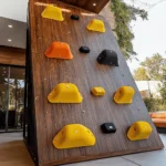 Las paredes de escalada son estructuras diseñadas para que las personas escalen. Estas paredes pueden ser de diferentes formas y tamaños. La pared de escalada Multiaventura es una excelente opción. Tiene una estructura de acero y paneles de madera. La superficie tiene salientes de varios tamaños que hacen la escalada más divertida.